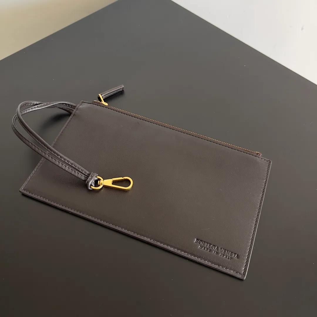 Batch 2860 Classic returns... (large size 51cm) • Cabat, born in 2001, is one of the most iconic styles of the Bottega Veneta workshop. The whole bag is made of top-grade imported lambskin. There is no exposed logo on the whole bag, but with the classic wide woven elements, you can tell who it belongs to at a glance! Can be carried on one shoulder, very practical! Style number: 608811 Size: 51*18*28
